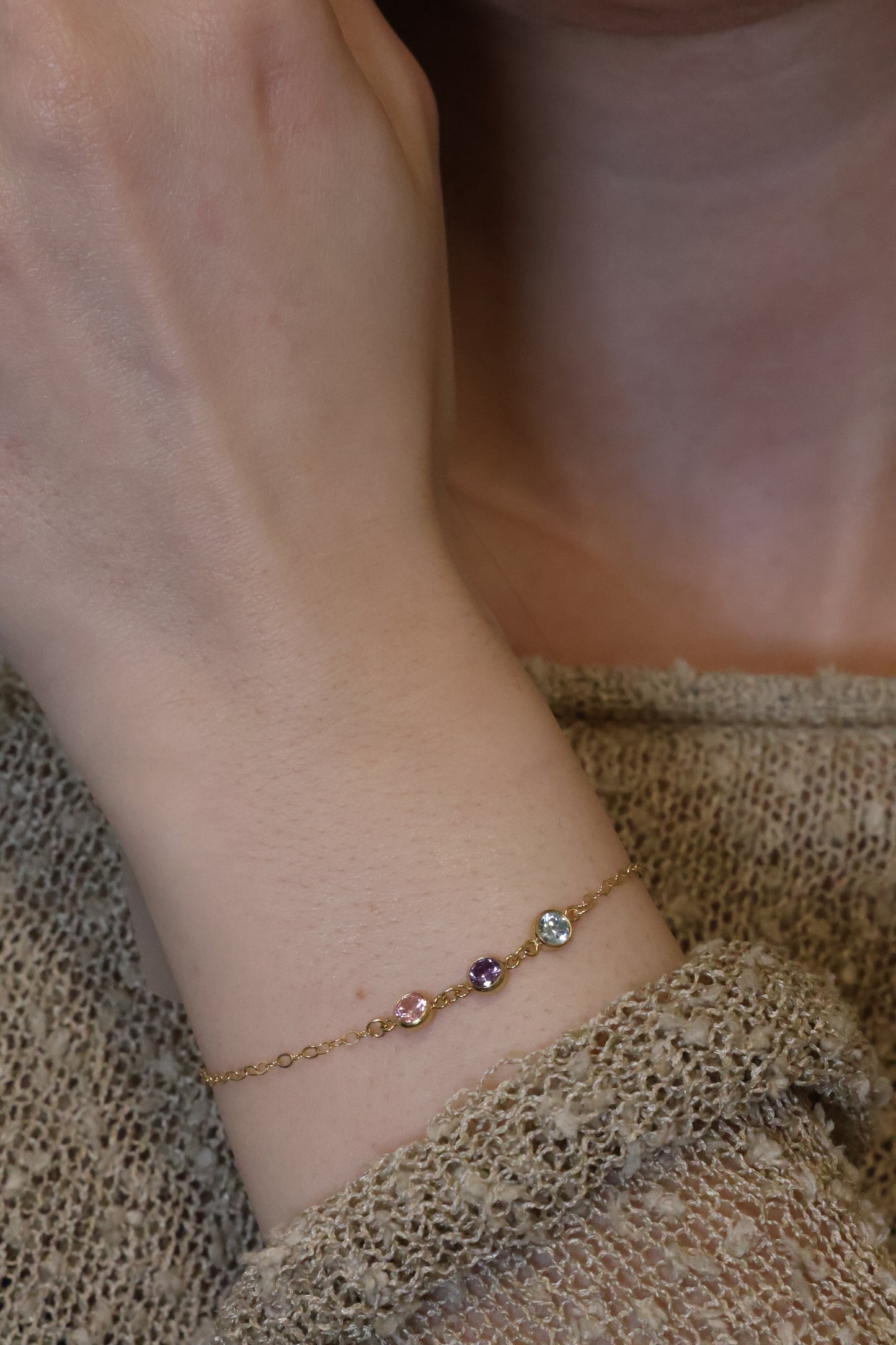 Personalisierte Armkette mit 3 Monatssteinen