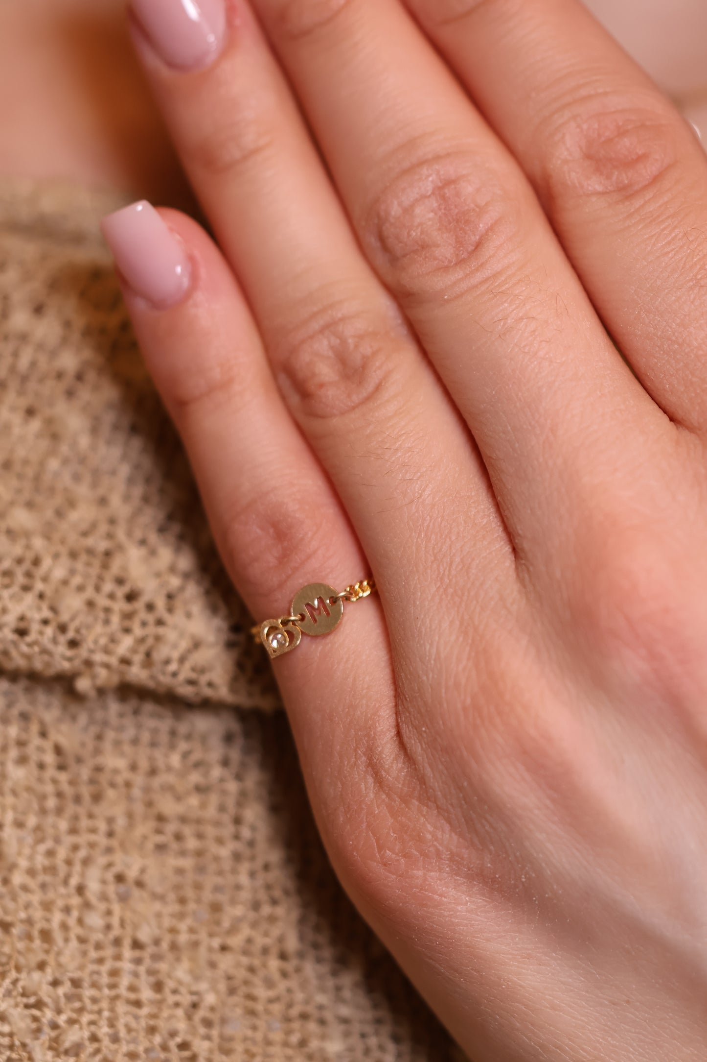 Personalisierter Ring mit Buchstaben und Herz Anhänger
