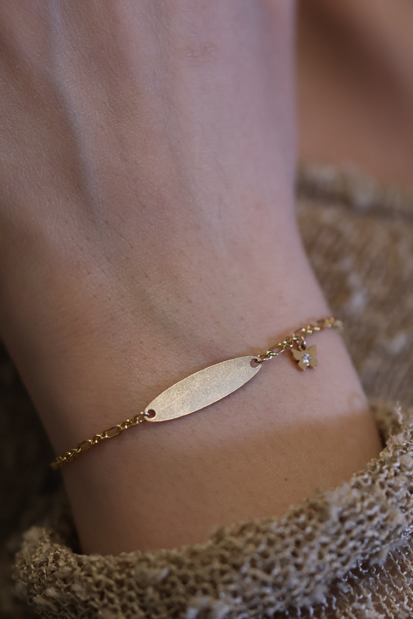 Personalisierte Armkette mit Gravur und Schmetterling-Anhänger