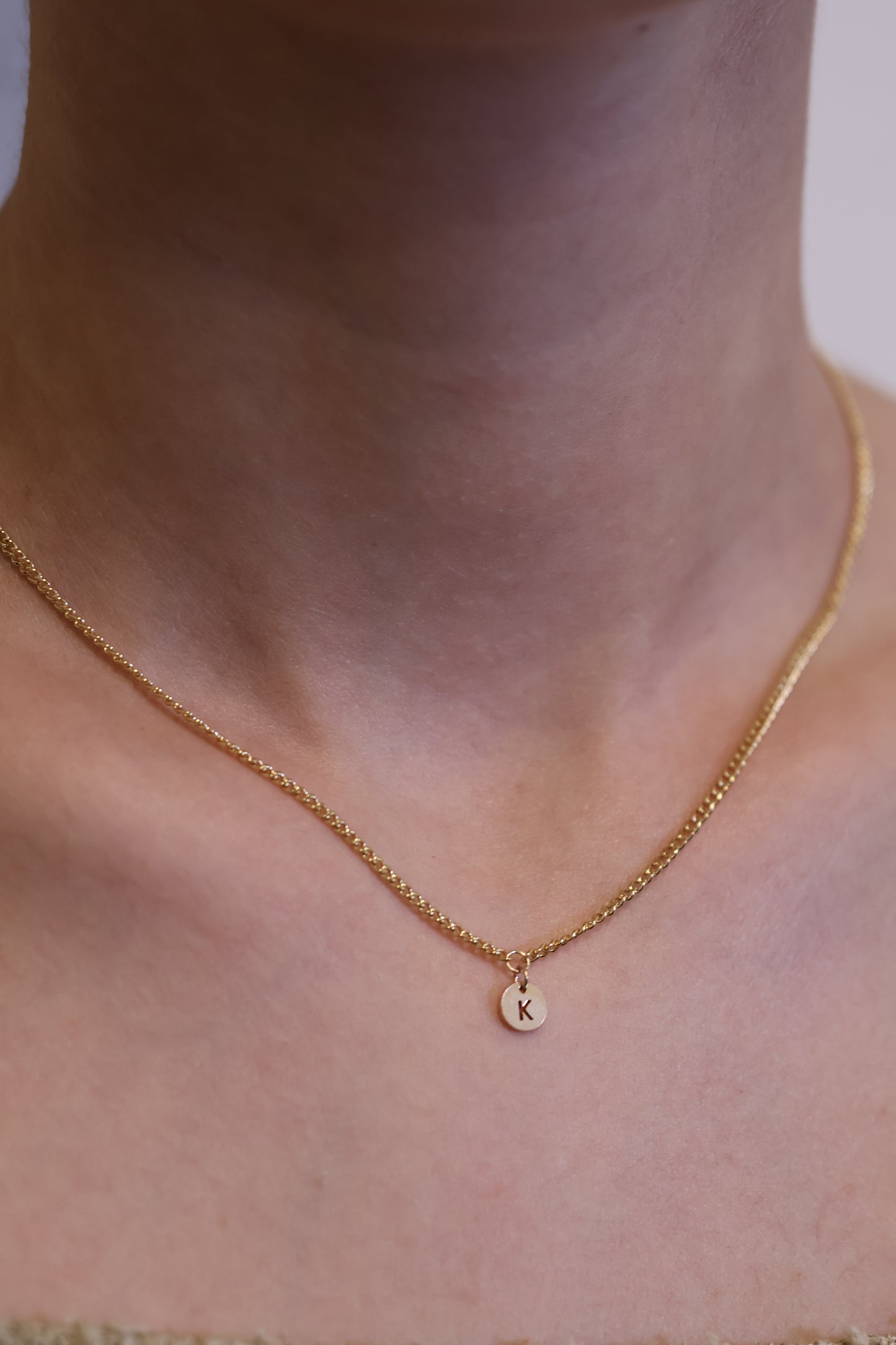 Personalisierte Halskette mit rundem Buchstaben Anhänger