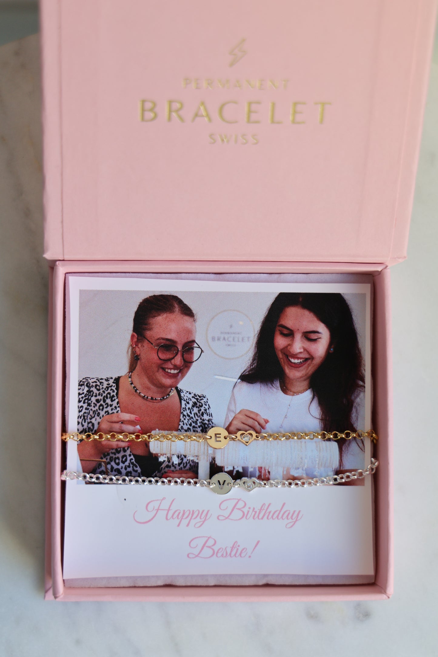 Personalisiertes Bracelet Set mit runden Buchstaben und Herz Verbinder