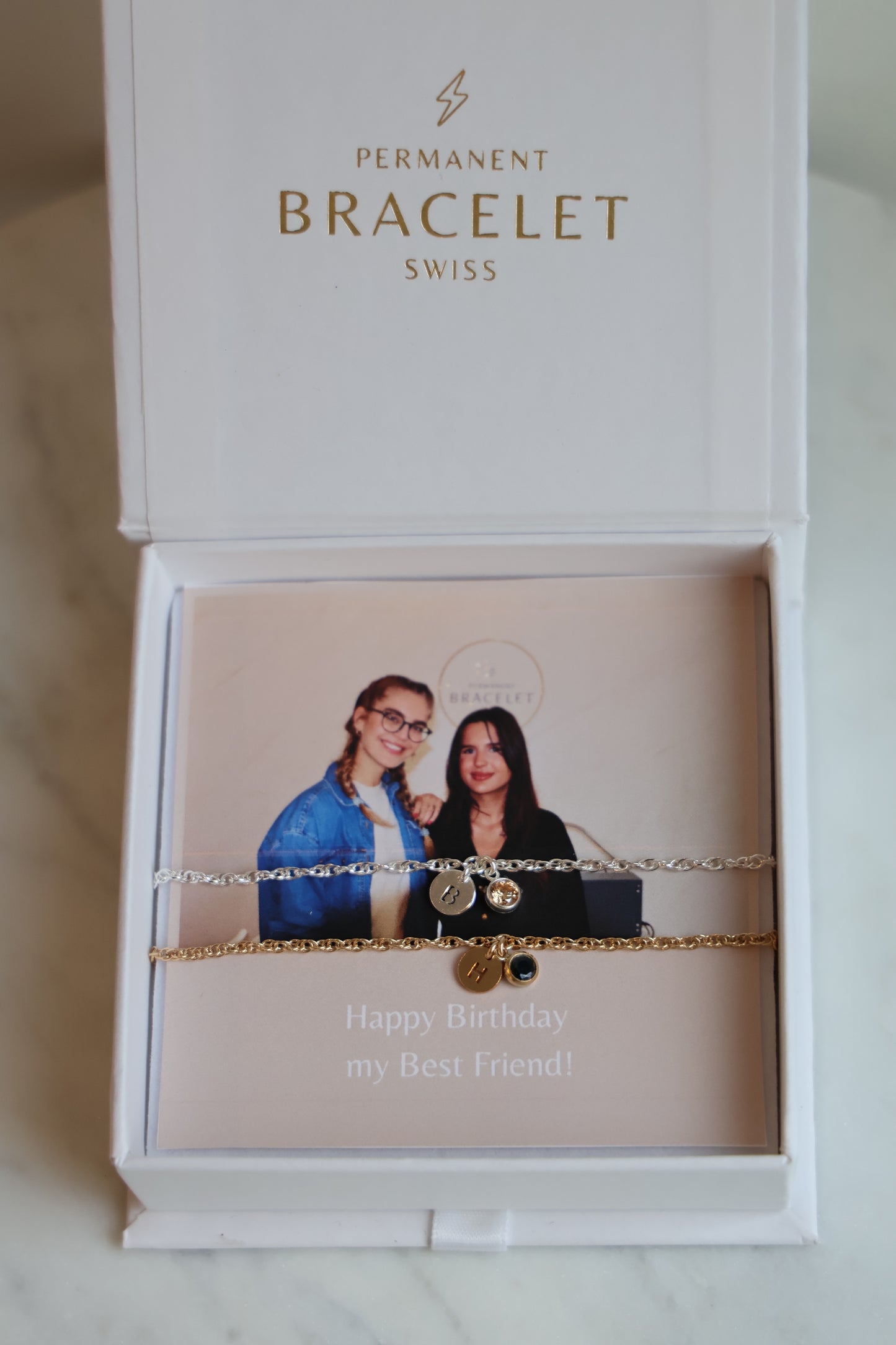 Personalisiertes Bracelet Set mit Buchstaben und Monatsstein Anhänger