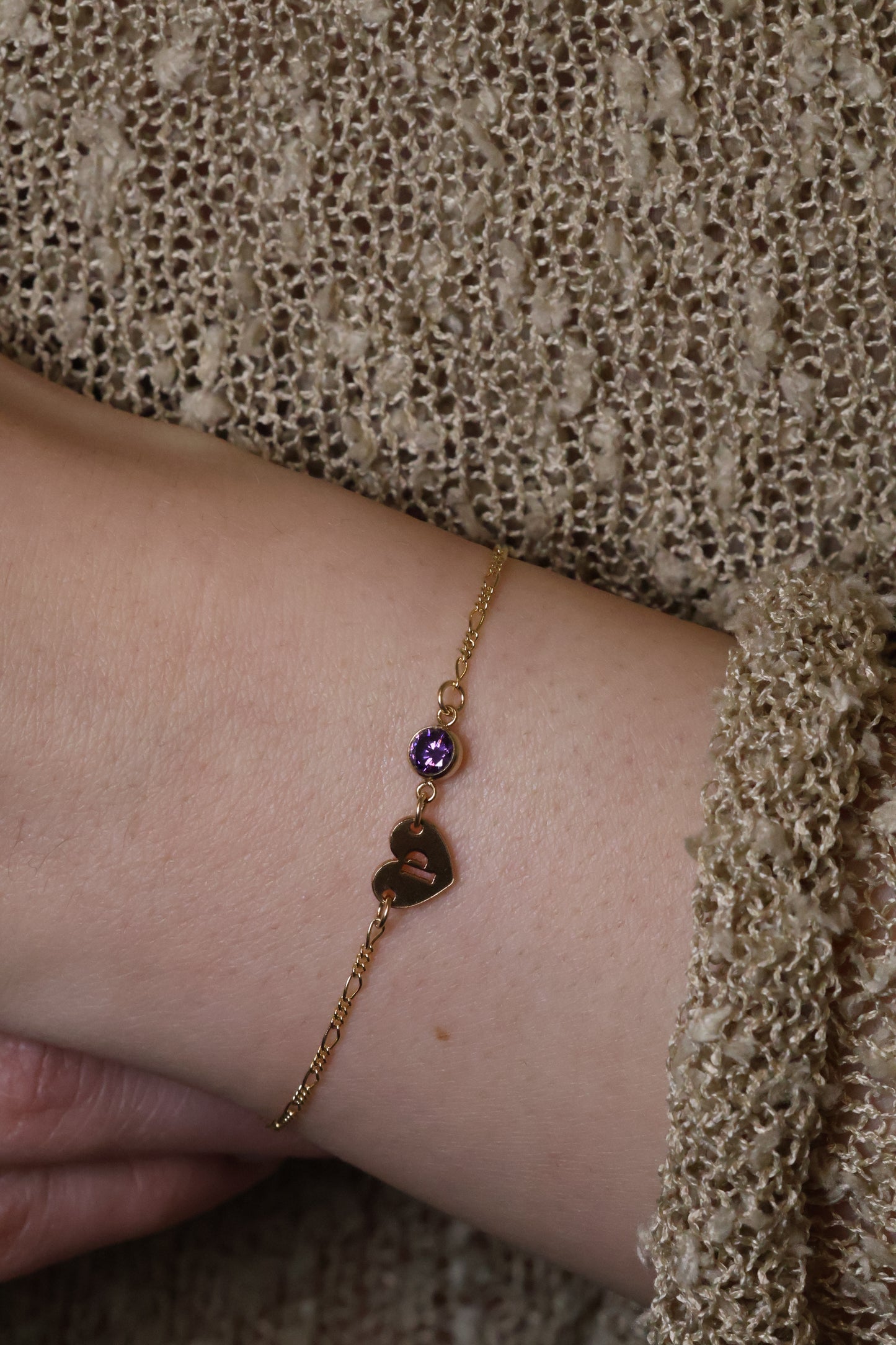 Personalisierte Armkette mit Herzbuchstabe und Monatsstein