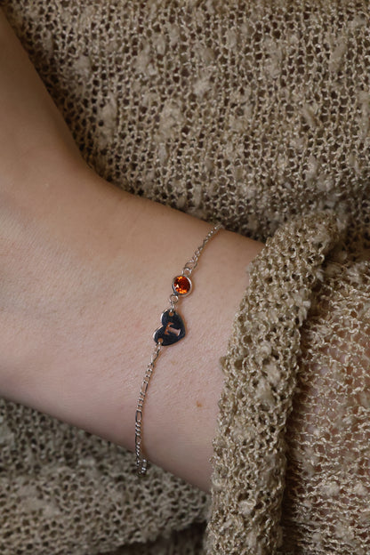 Personalisierte Armkette mit Herzbuchstabe und Monatsstein