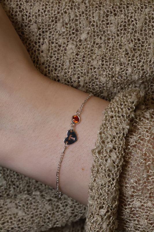 Personalisierte Armkette mit Herzbuchstabe und Monatsstein