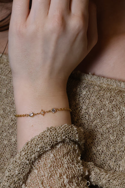 Personalisierte Armkette mit Nordstern und Monatssteinen