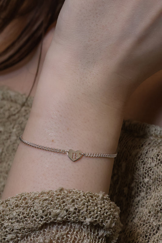 Personalisierte Armkette mit Herz-Buchstaben