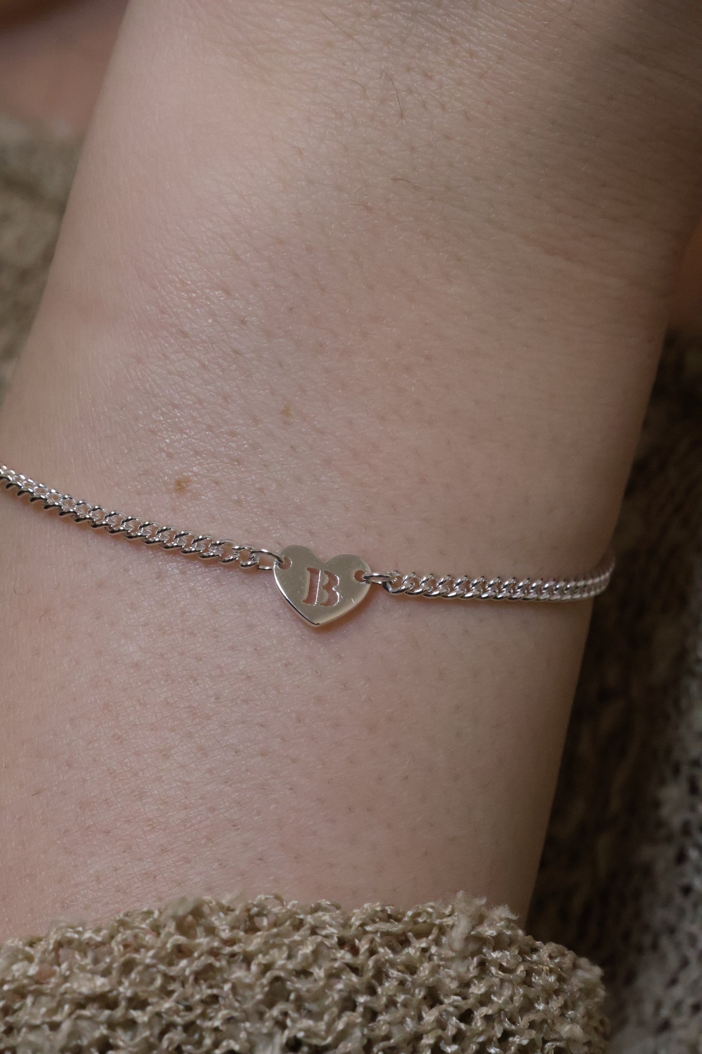 Personalisierte Armkette mit Herz-Buchstaben