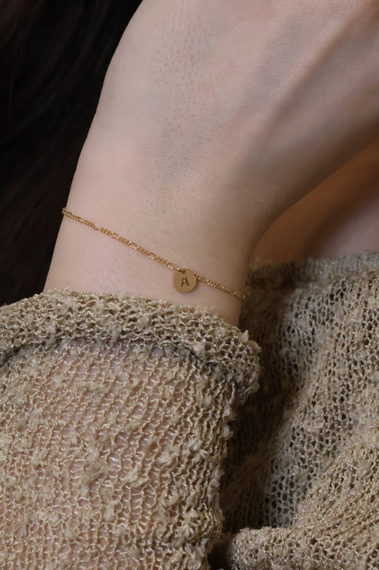 Personalisierte Armkette mit rundem Buchstaben