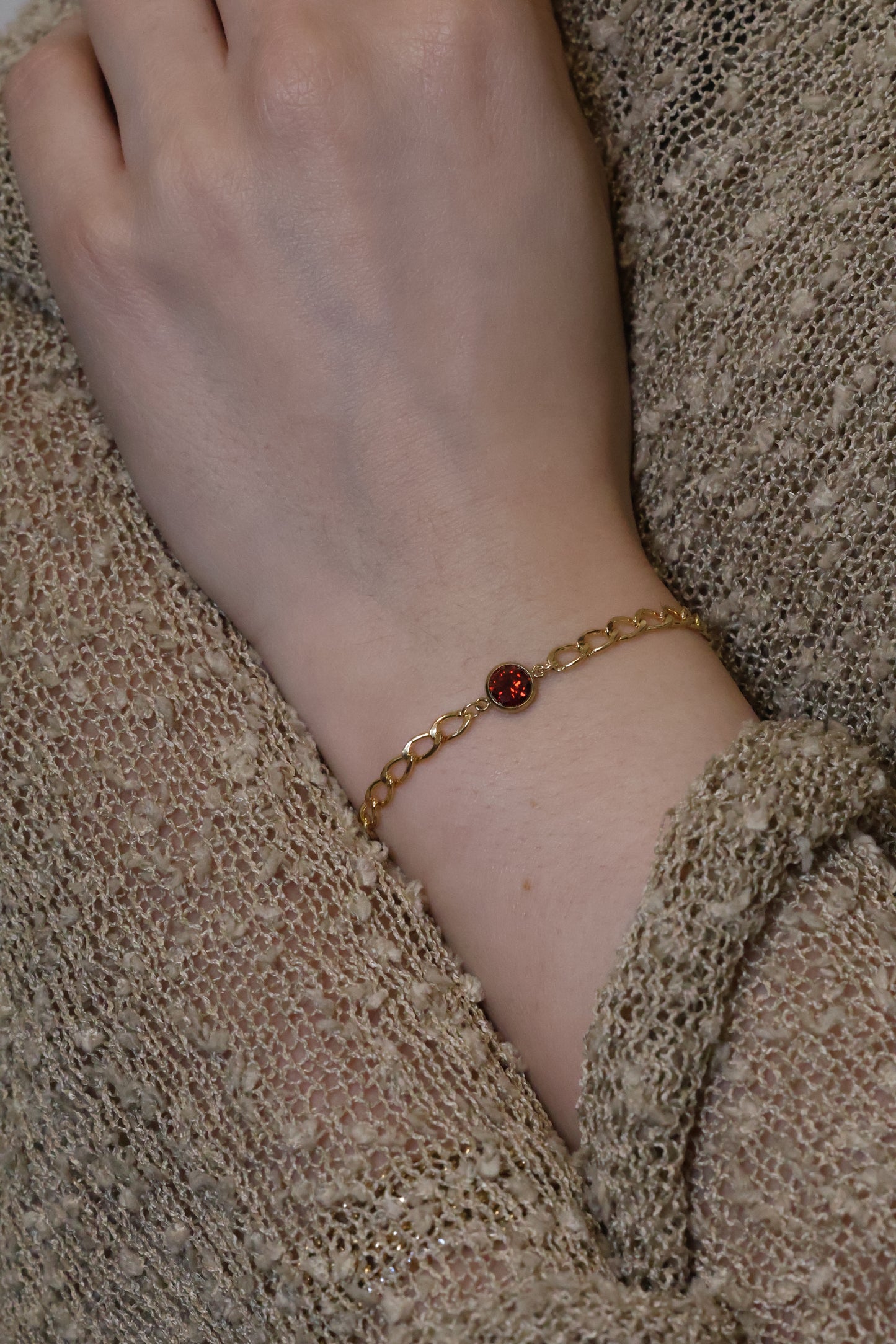 Personalisierte Armkette mit grossem Monatsstein