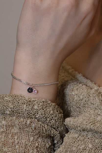 Personalisierte Armkette mit rundem Buchstaben und Monatsstein