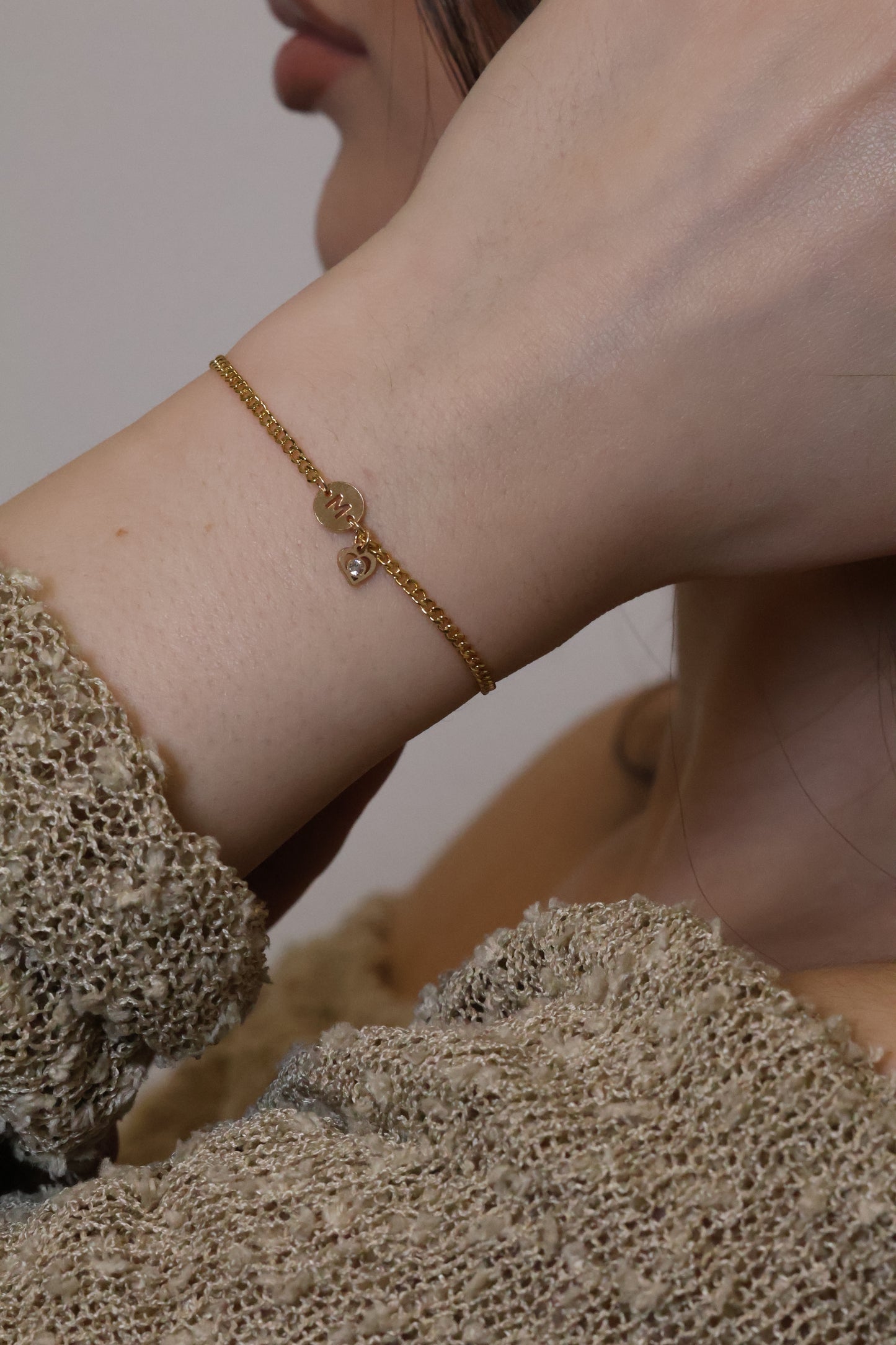 Personalisierte Armkette mit rundem Buchstaben und Herz-Anhänger