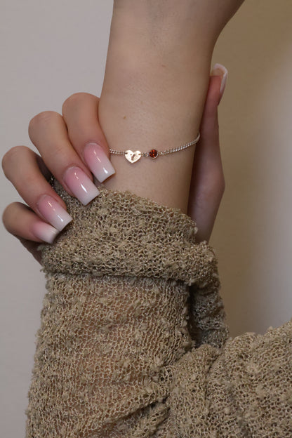 Personalisierte Armkette mit Herz Buchstaben und Monatsstein Verbinder