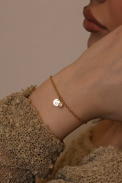 Personalisierte Armkette mit Buchstaben Anhänger und Monatsstein