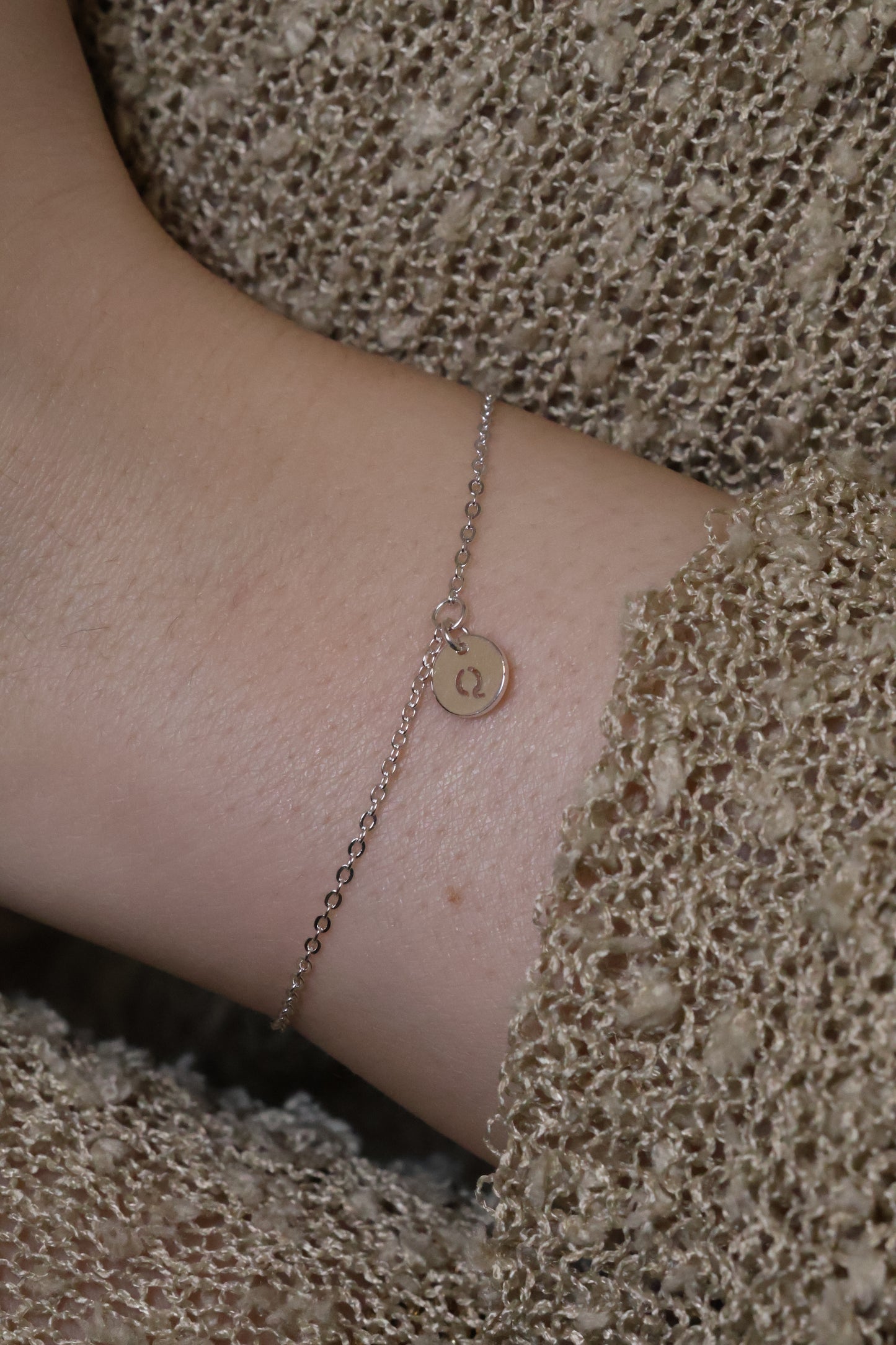 Personalisierte Armkette mit rundem Buchstaben Anhänger