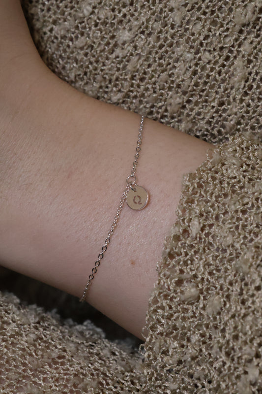Personalisierte Armkette mit rundem Buchstaben Anhänger