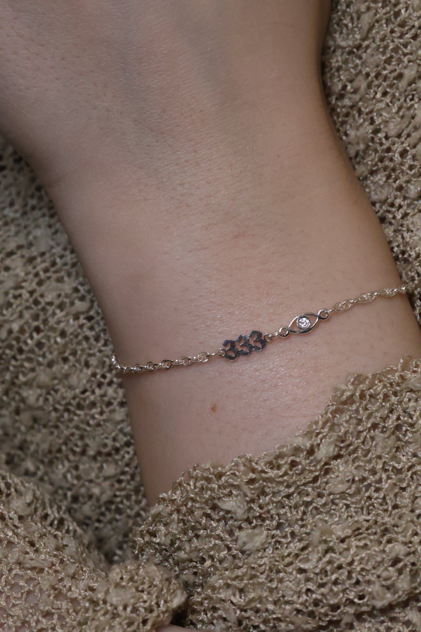 Personalisierte Armkette mit Angel Numbers und Nazar Auge Verbinder