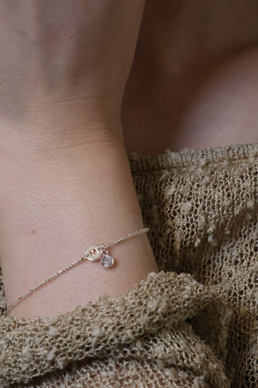 Personalisierte Armkette rundem Buchstaben & Monatsstein Anhänger