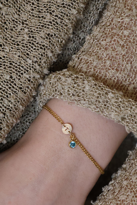 Personalisierte Armkette mit rundem Buchstaben und Monatsstein Anhänger