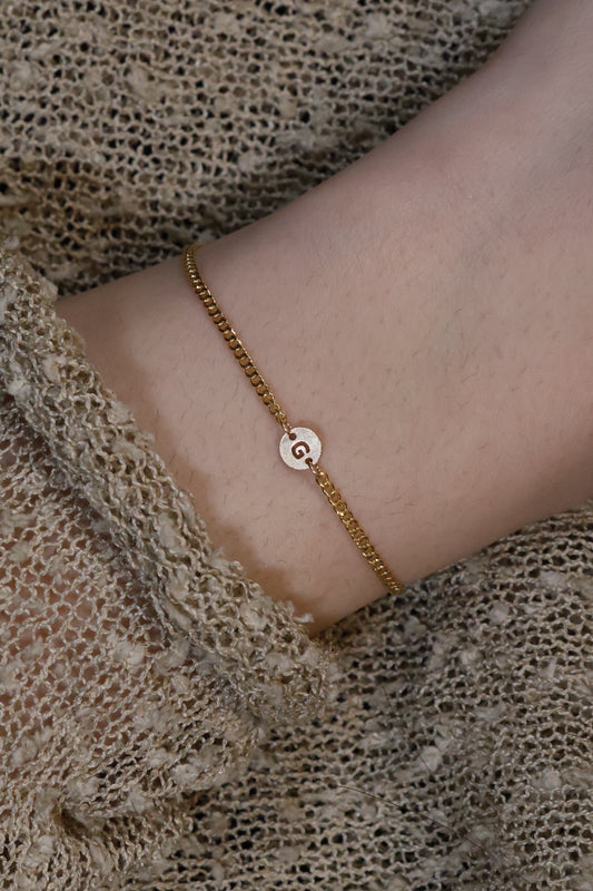 Personalisierte Armkette mit rundem Buchstaben Verbinder