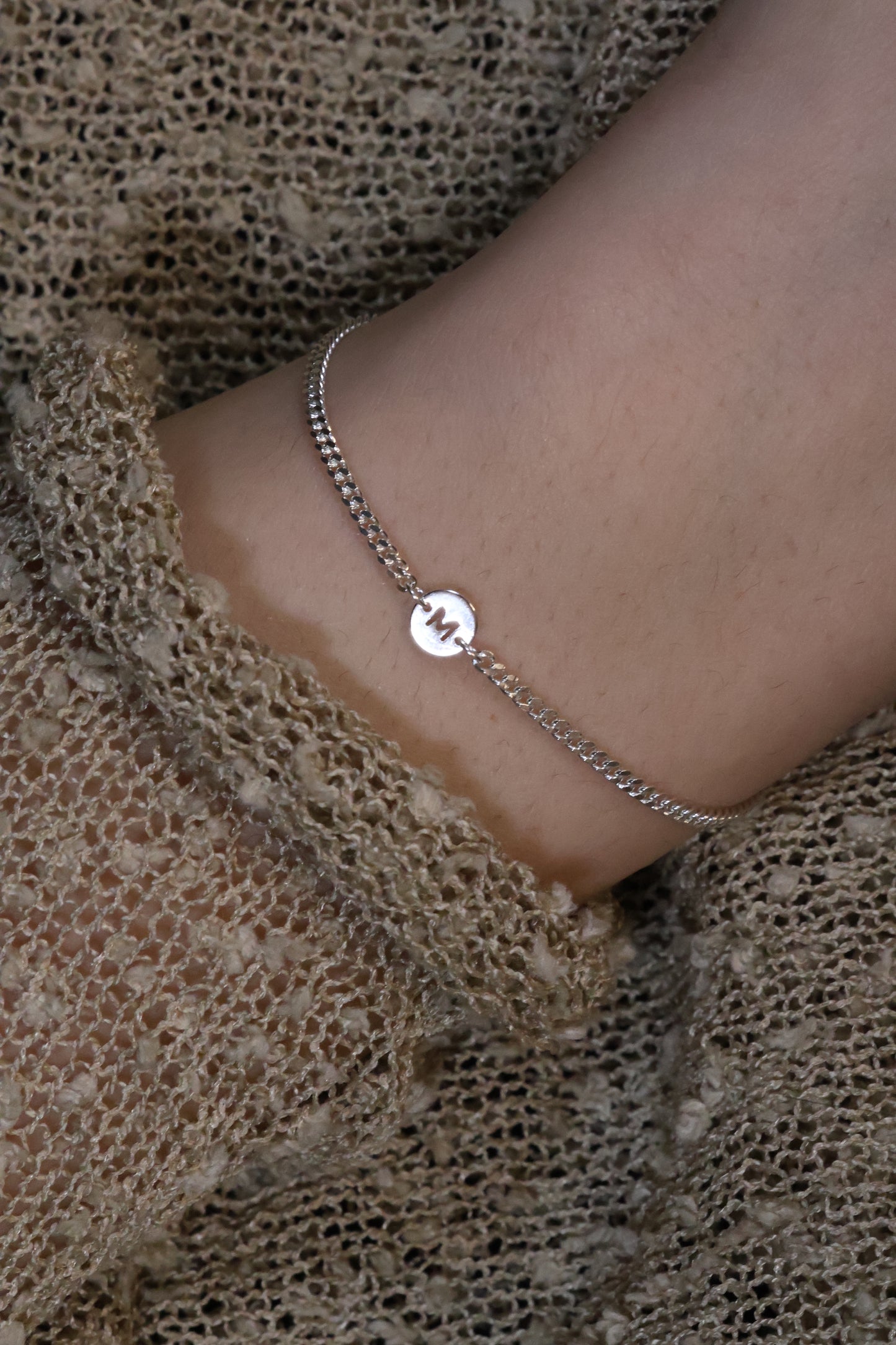 Personalisierte Armkette mit rundem Buchstaben Verbinder