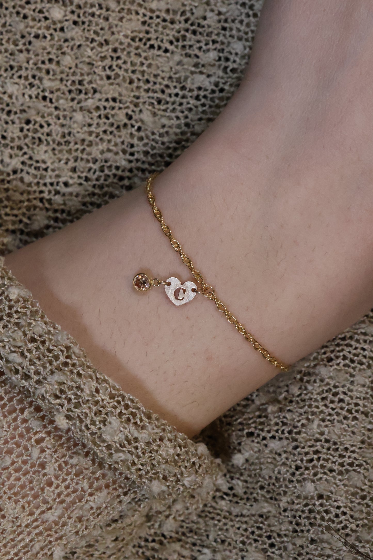 Personalisierte Armkette mit Herz Buchstaben und Monatsstein Anhänger