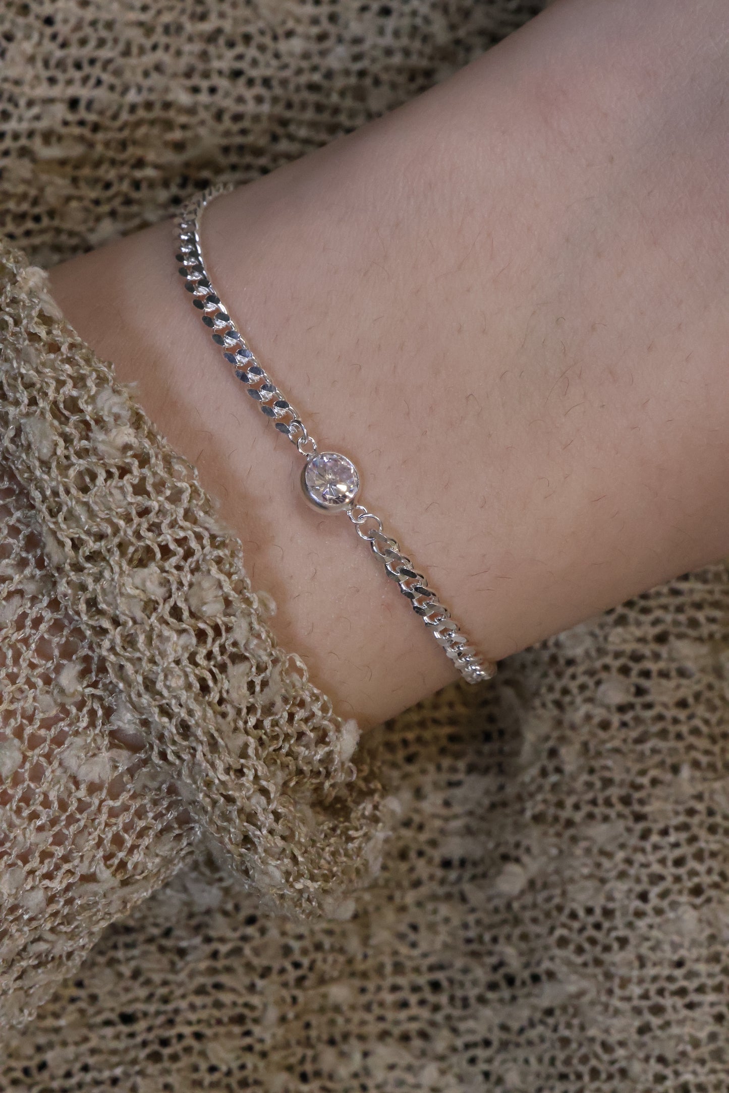 Personalisierte Armkette mit grossem Monatsstein