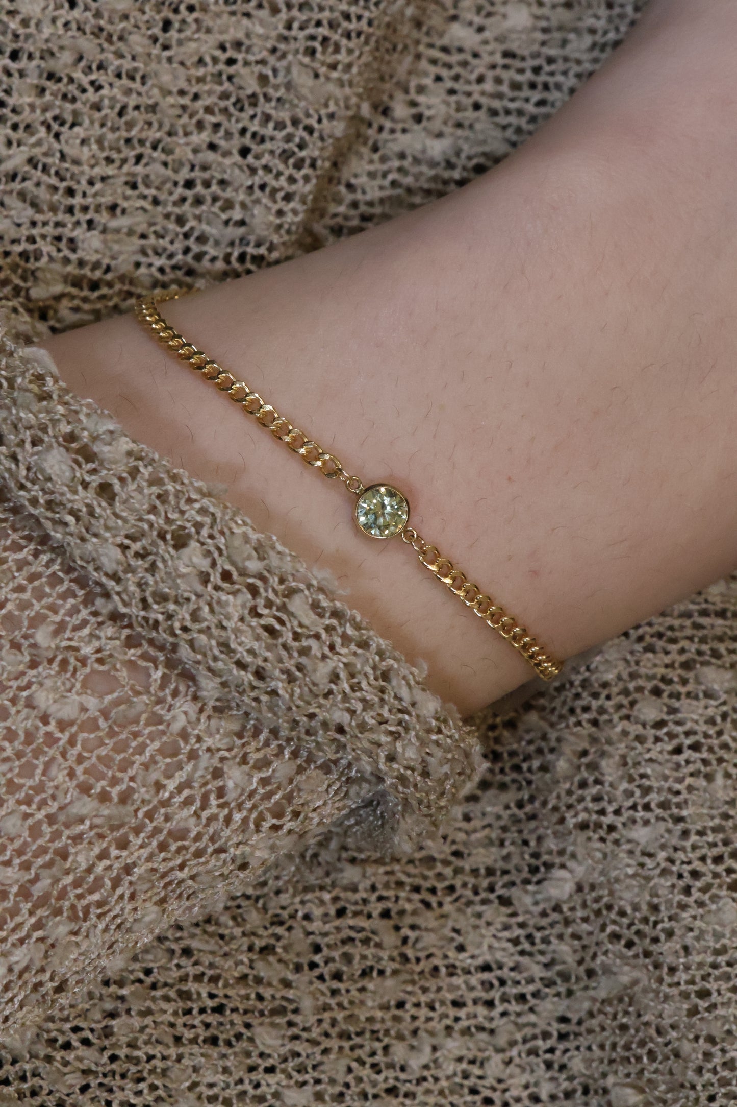 Personalisierte Armkette mit grossem Monatsstein