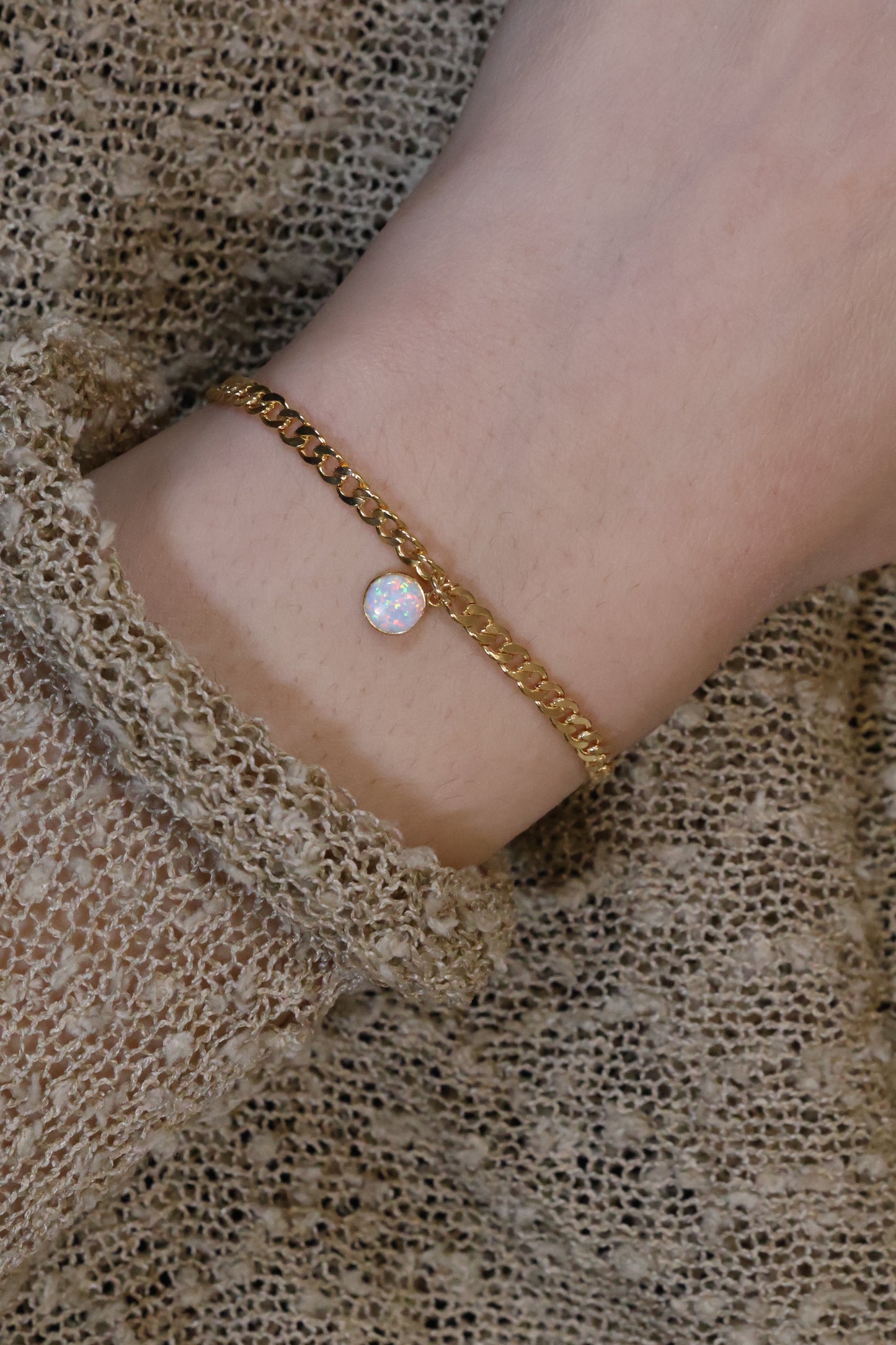 Personalisierte Armkette mit grossem Monatsstein Anhänger