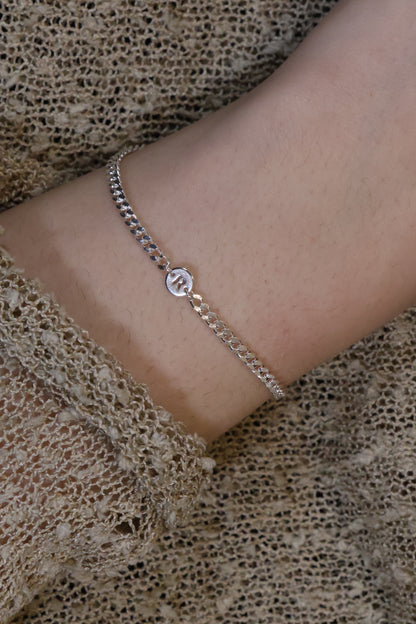 Personalisierte Armkette mit rundem Buchstaben Verbinder
