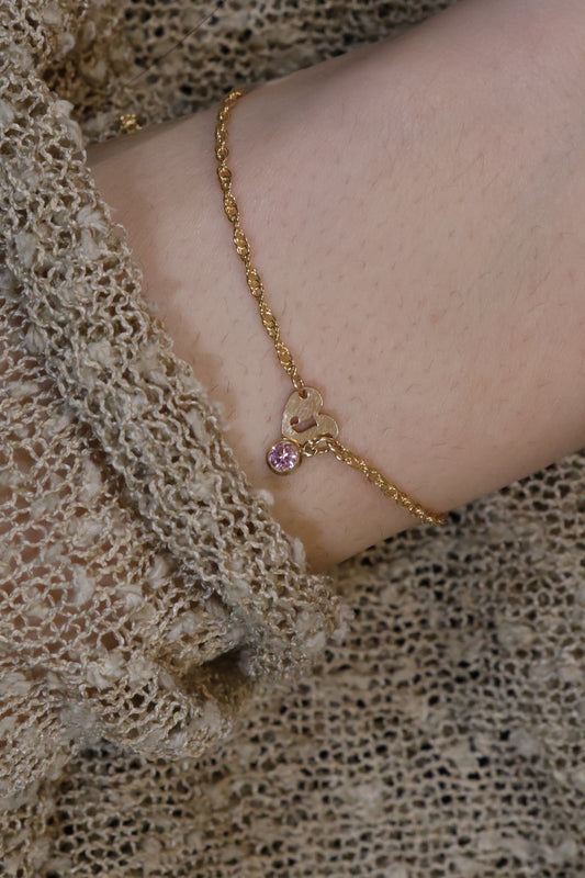 Personalisierte Armkette mit Herz Buchstaben Verbinder und Monatsstein Anhänger