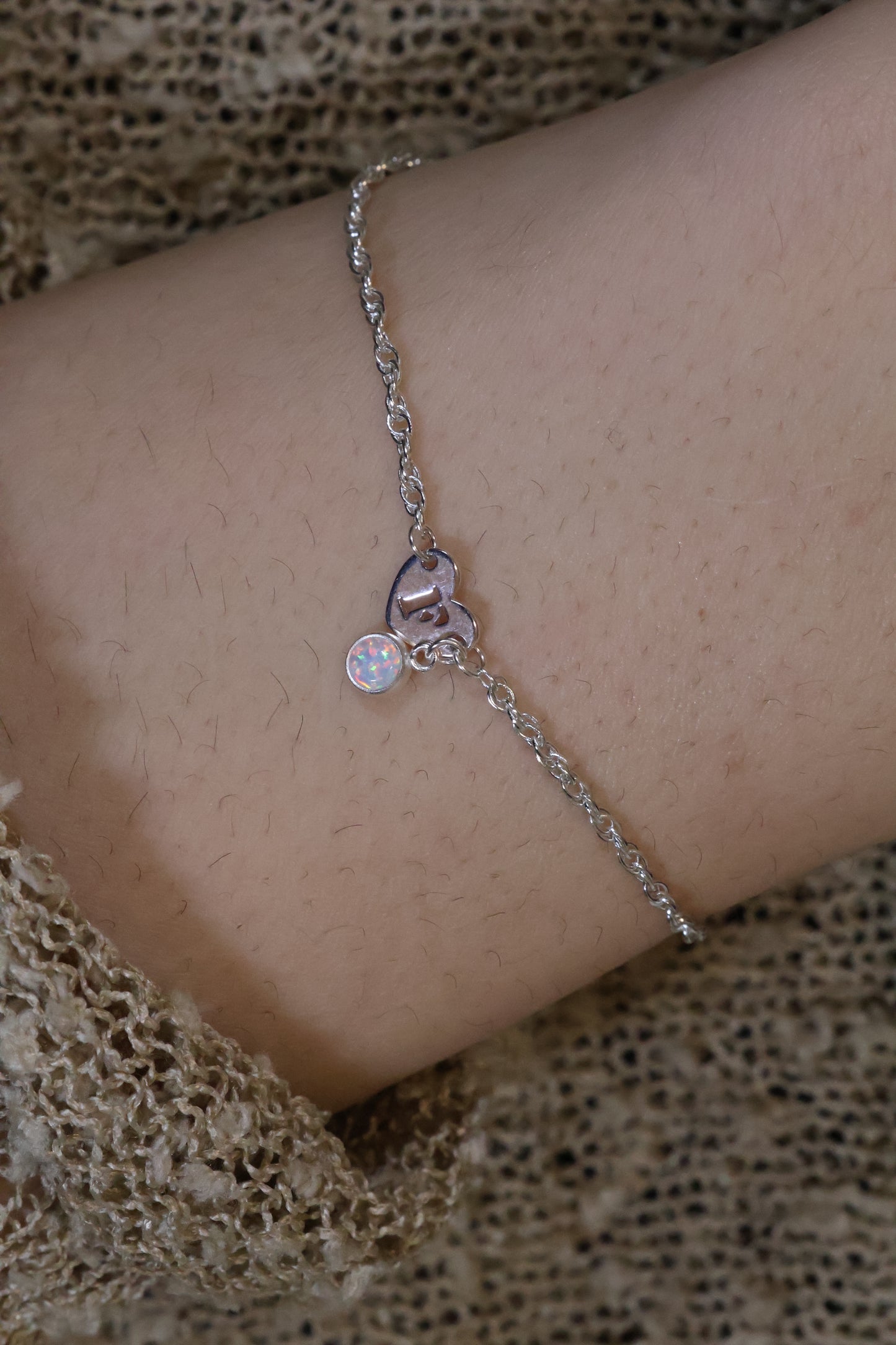 Personalisierte Armkette mit Herz Buchstaben Verbinder und Monatsstein Anhänger