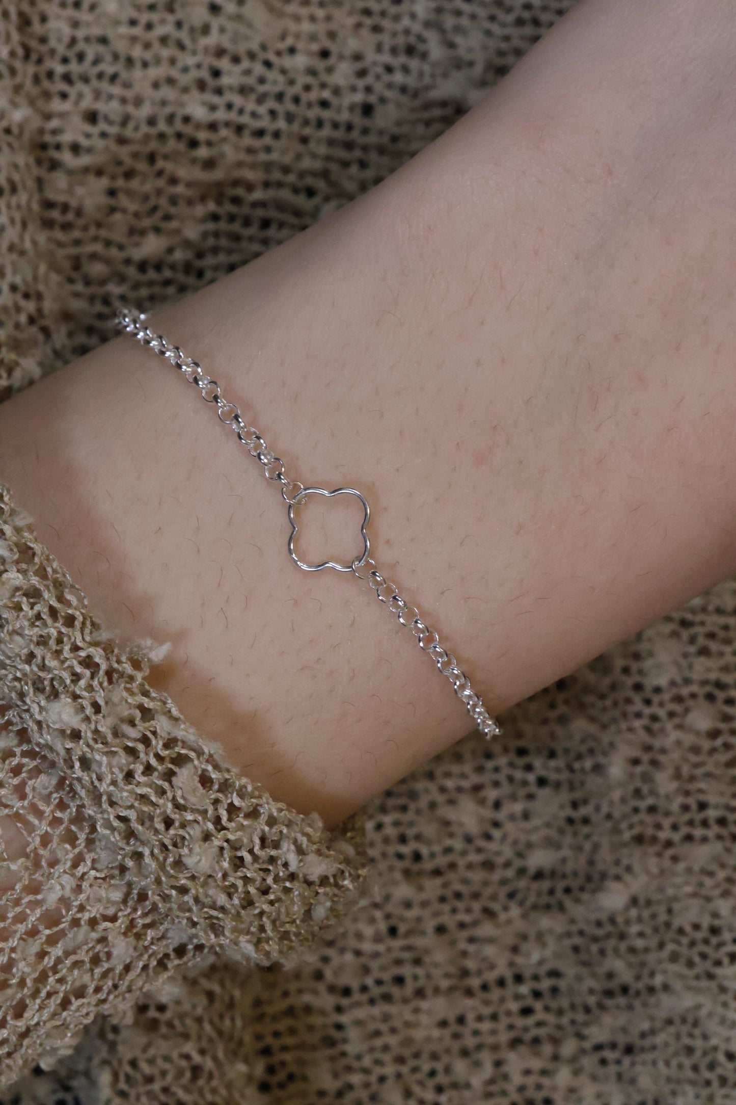 Personalisierte Armkette mit Blumen Verbinder