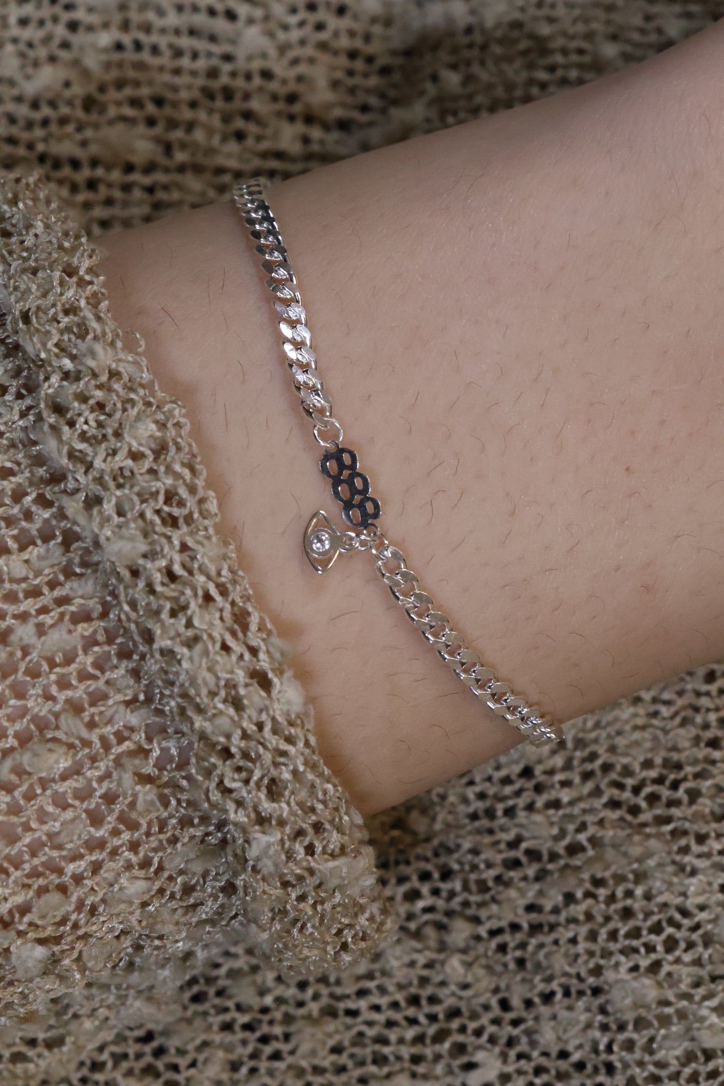 Personalisierte Armkette mit Angel Numbers und Nazar Auge Anhänger