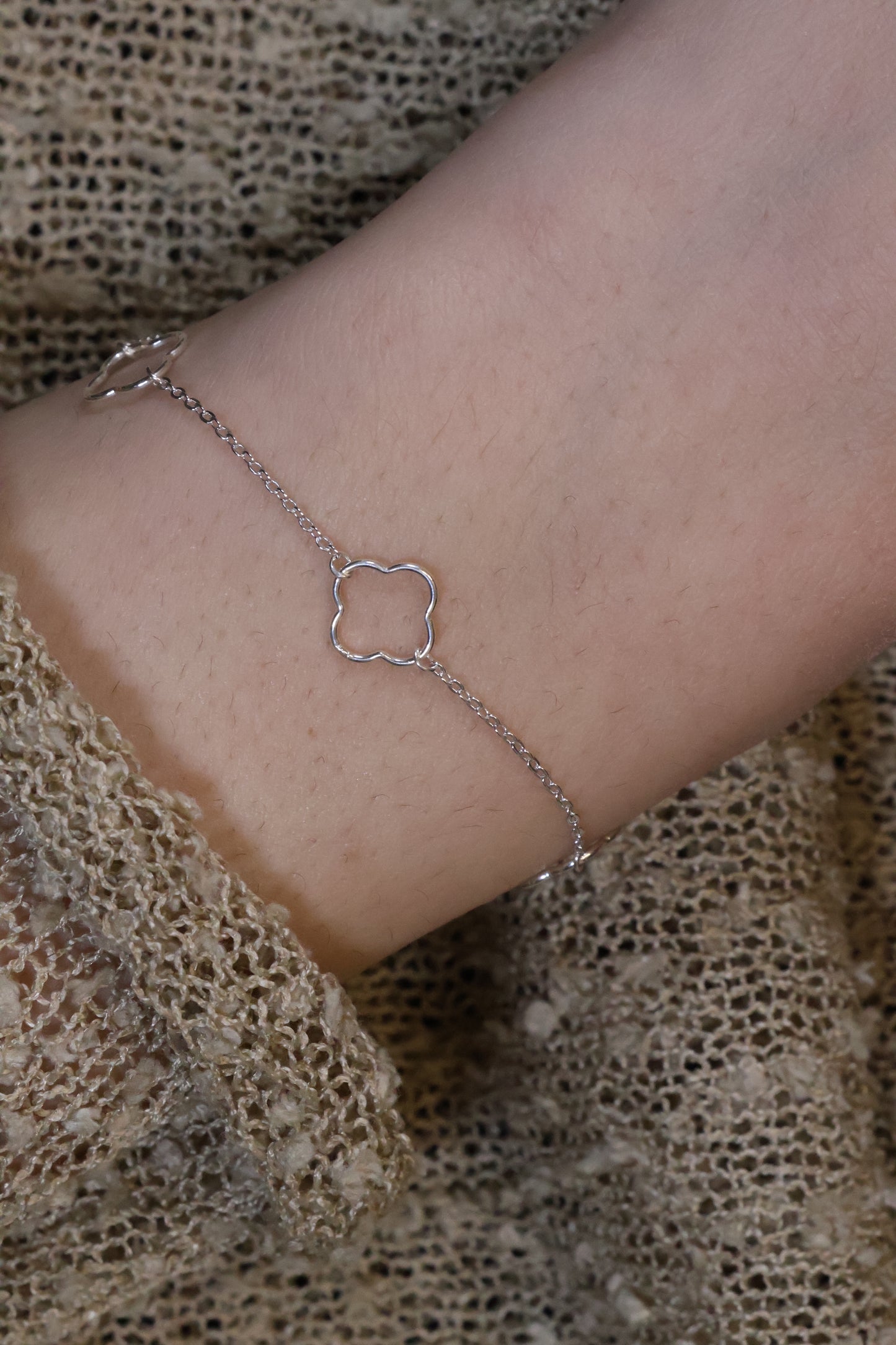 Personalisierte Armkette mit 5 Blumen Verbinder