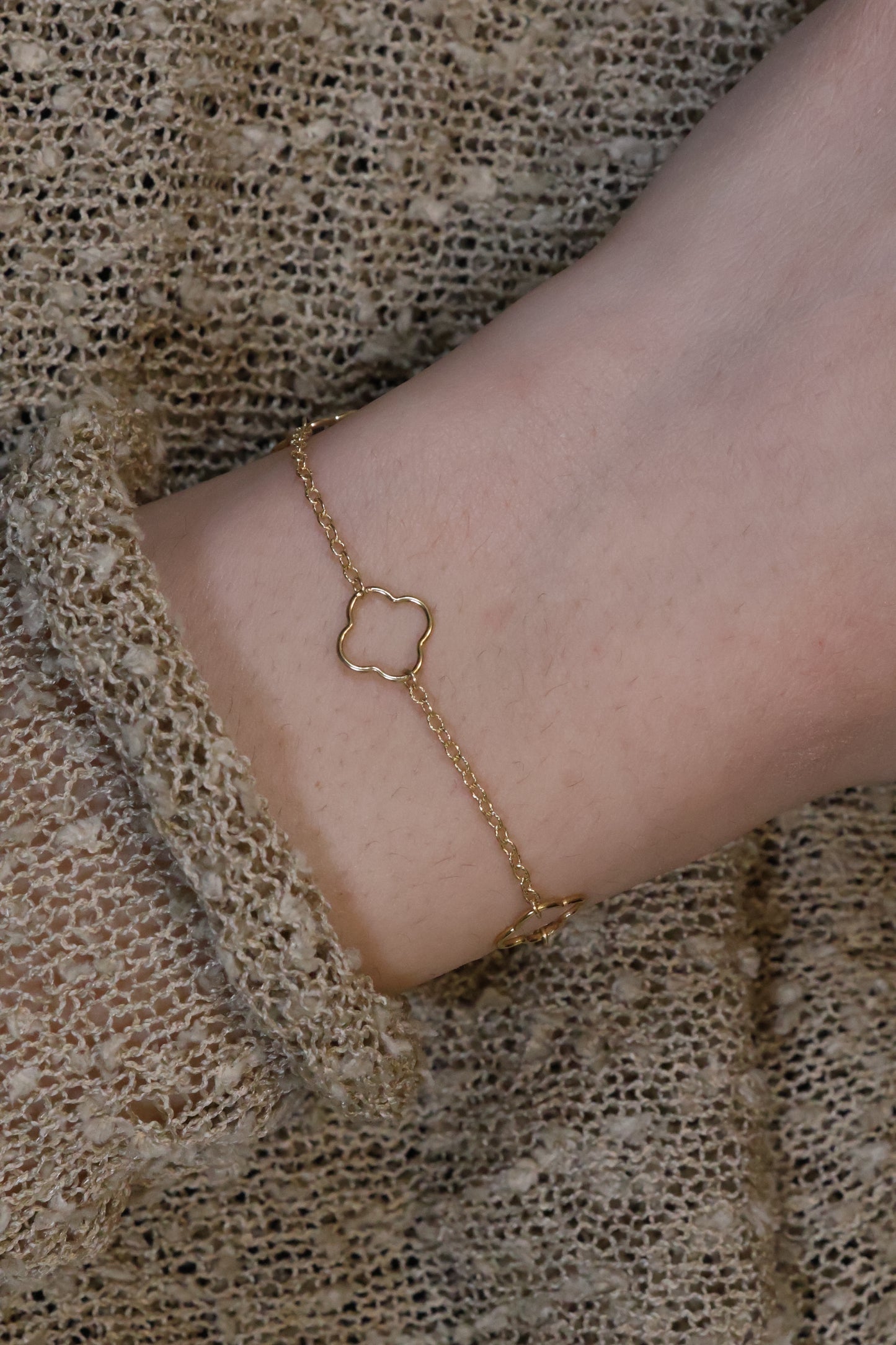 Personalisierte Armkette mit 5 Blumen Verbinder