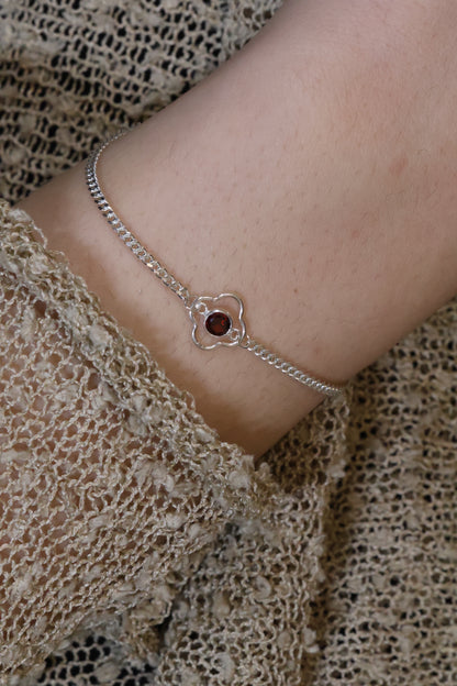 Personalisierte Armkette mit Blumen Verbinder und Monatsstein