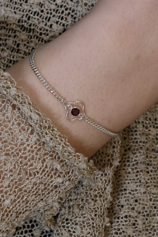 Personalisierte Armkette mit Blumen Verbinder und Monatsstein