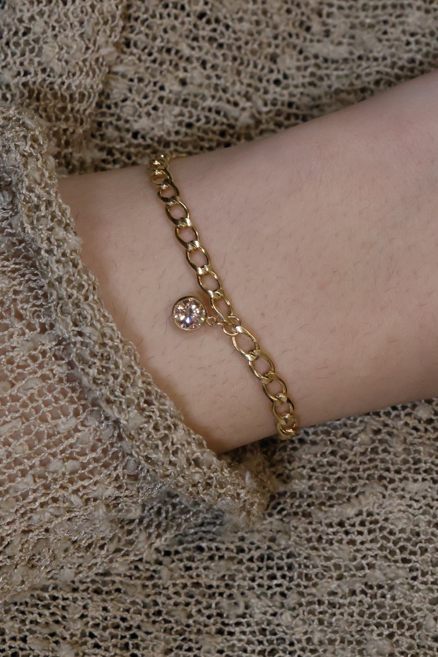 Personalisierte Armkette mit grossem Monatsstein Anhänger