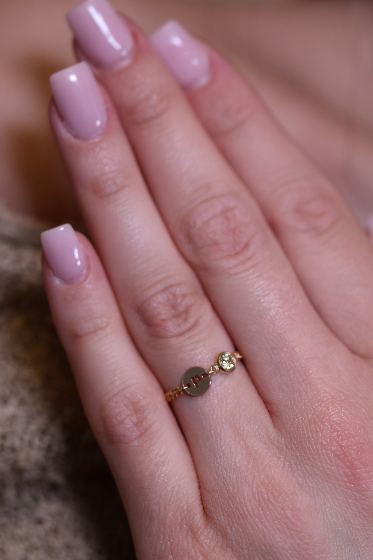 Personalisierter Ring mit Buchstaben und Monatsstein Verbinder