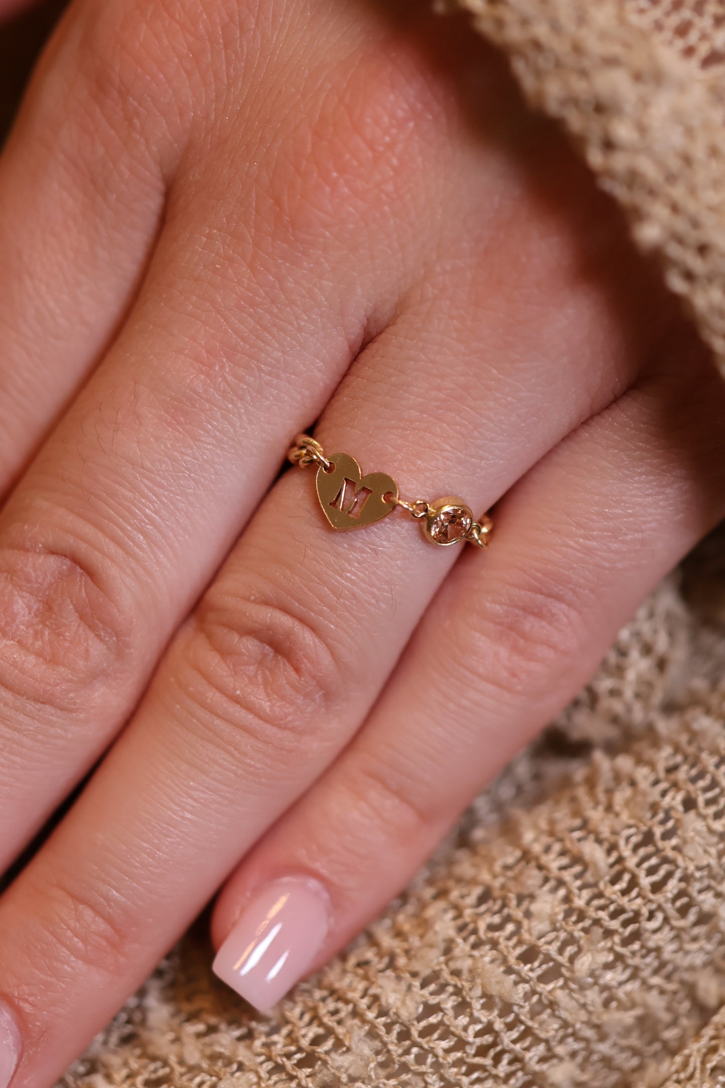 Personalisierter Ring mit Herz Buchstaben und Monatsstein