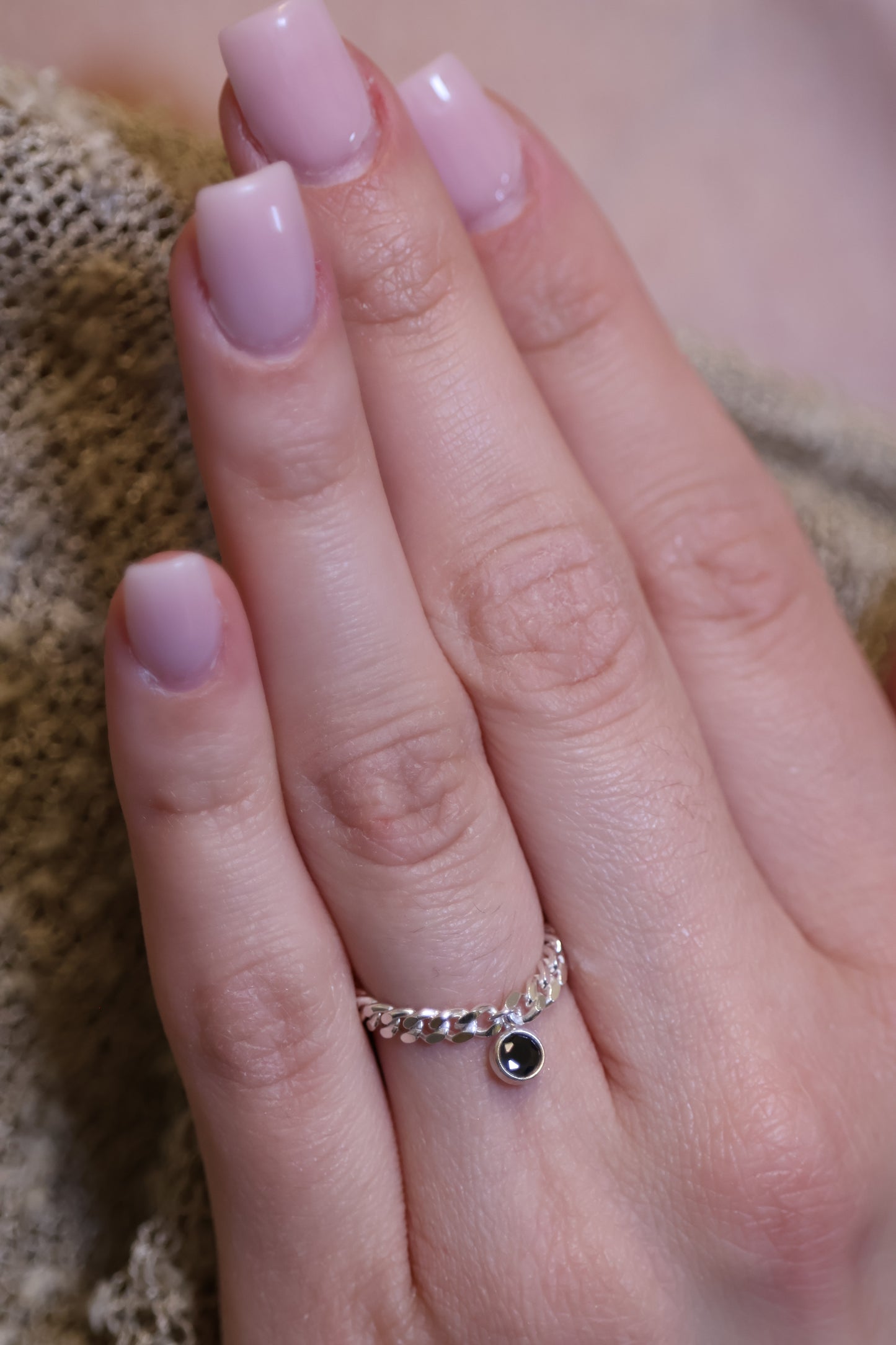 Personalisierter Ring mit Monatsstein Anhänger