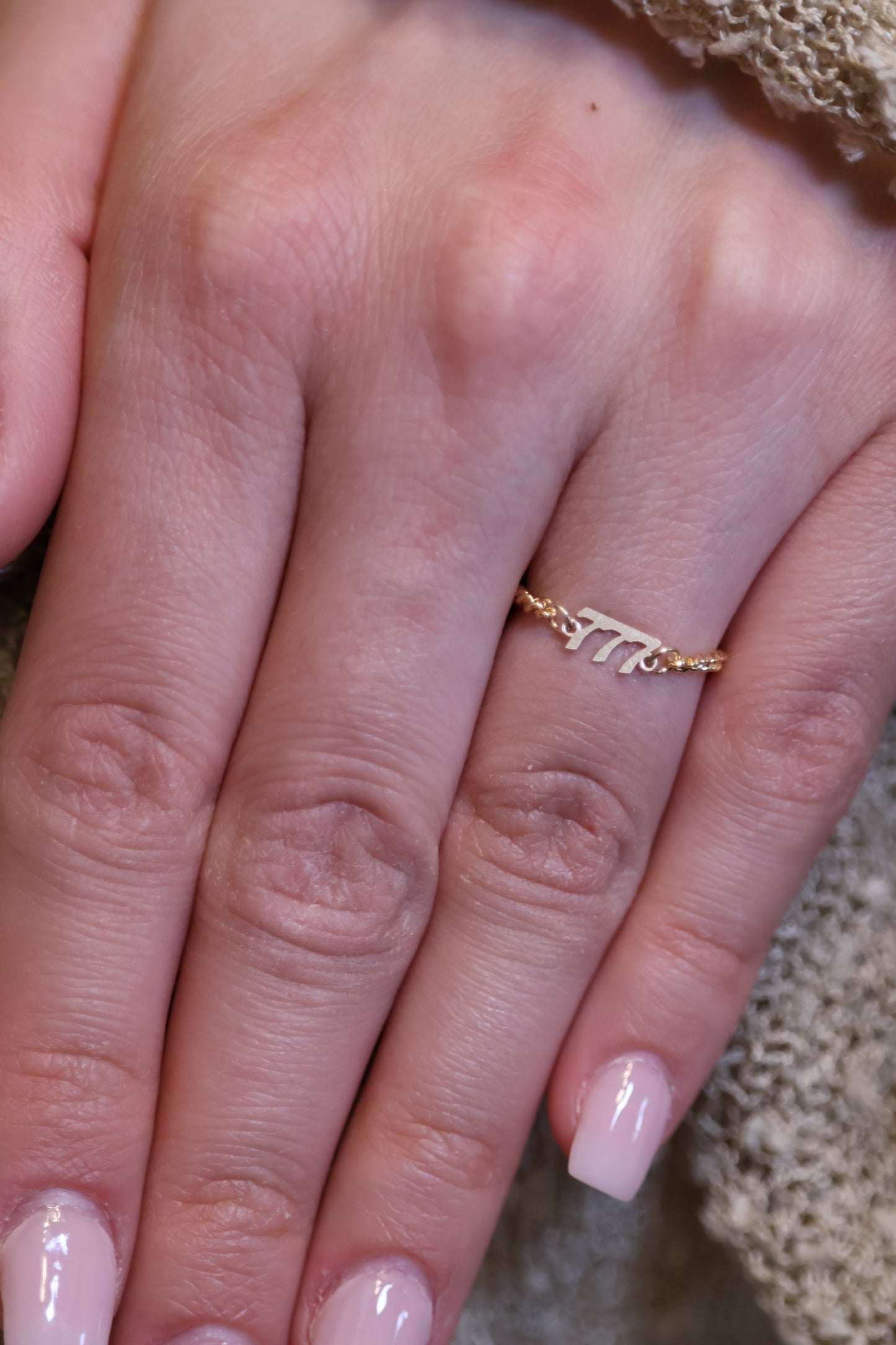 Personalisierter Ring mit Angel Numbers Verbinder