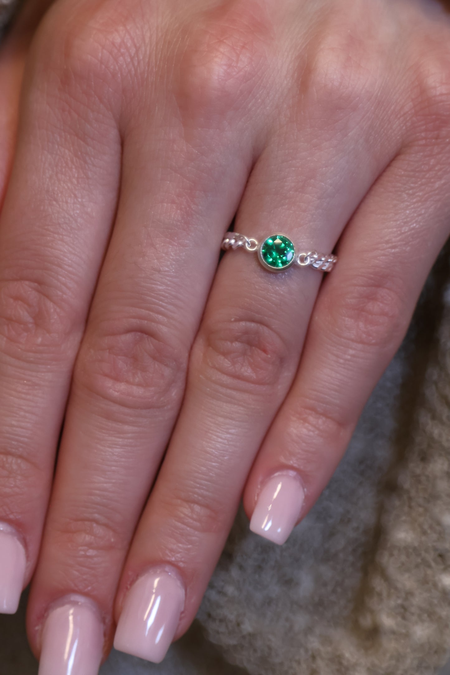 Personalisierter Ring mit grossem Monatsstein Verbinder