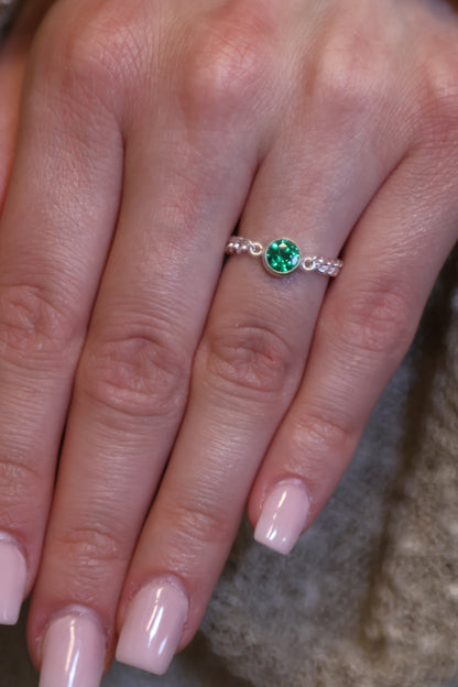 Personalisierter Ring mit grossem Monatsstein Verbinder