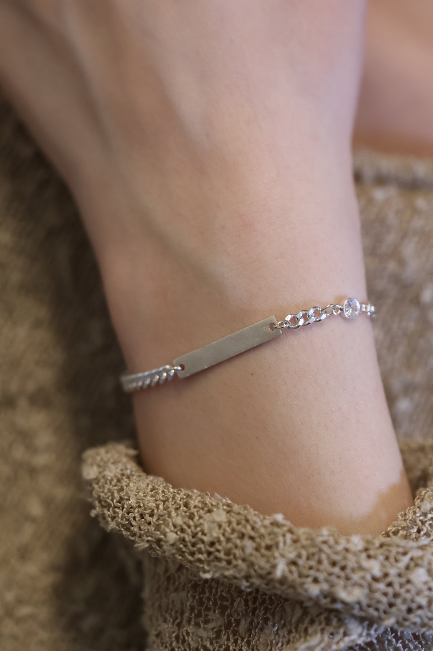 Personalisierte Armkette mit Gravur und Monatsstein