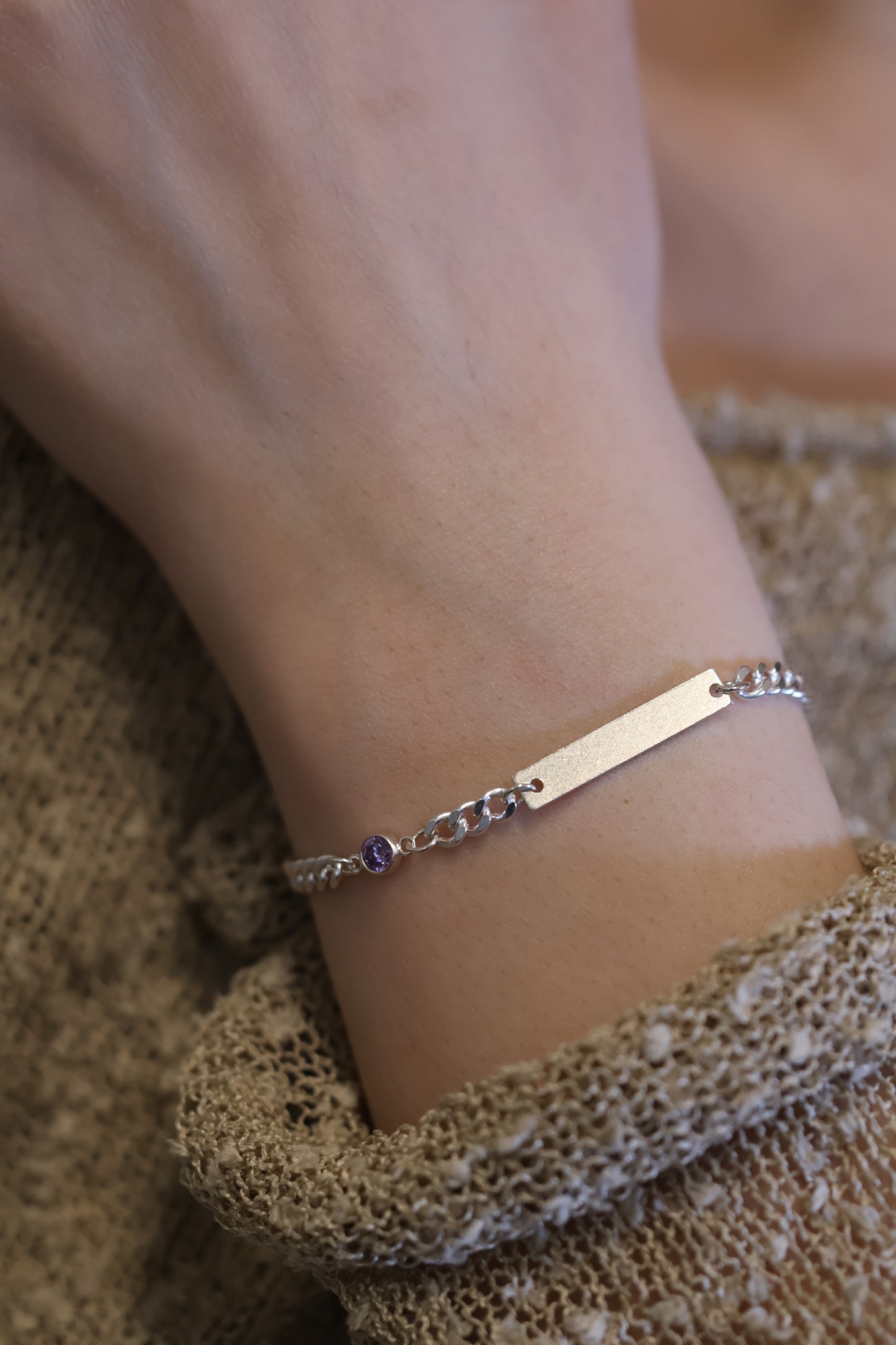 Personalisierte Armkette mit Gravur und Monatsstein