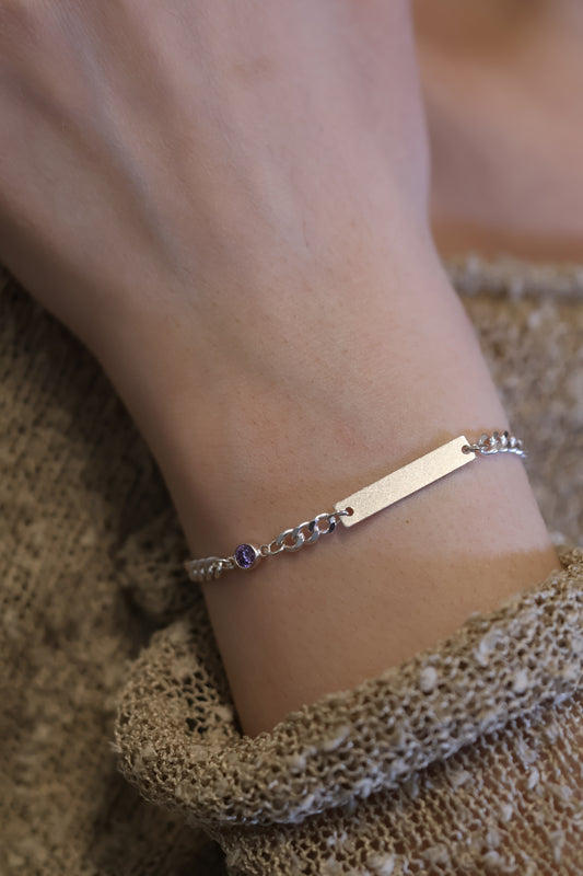 Personalisierte Armkette mit Gravur und Monatsstein