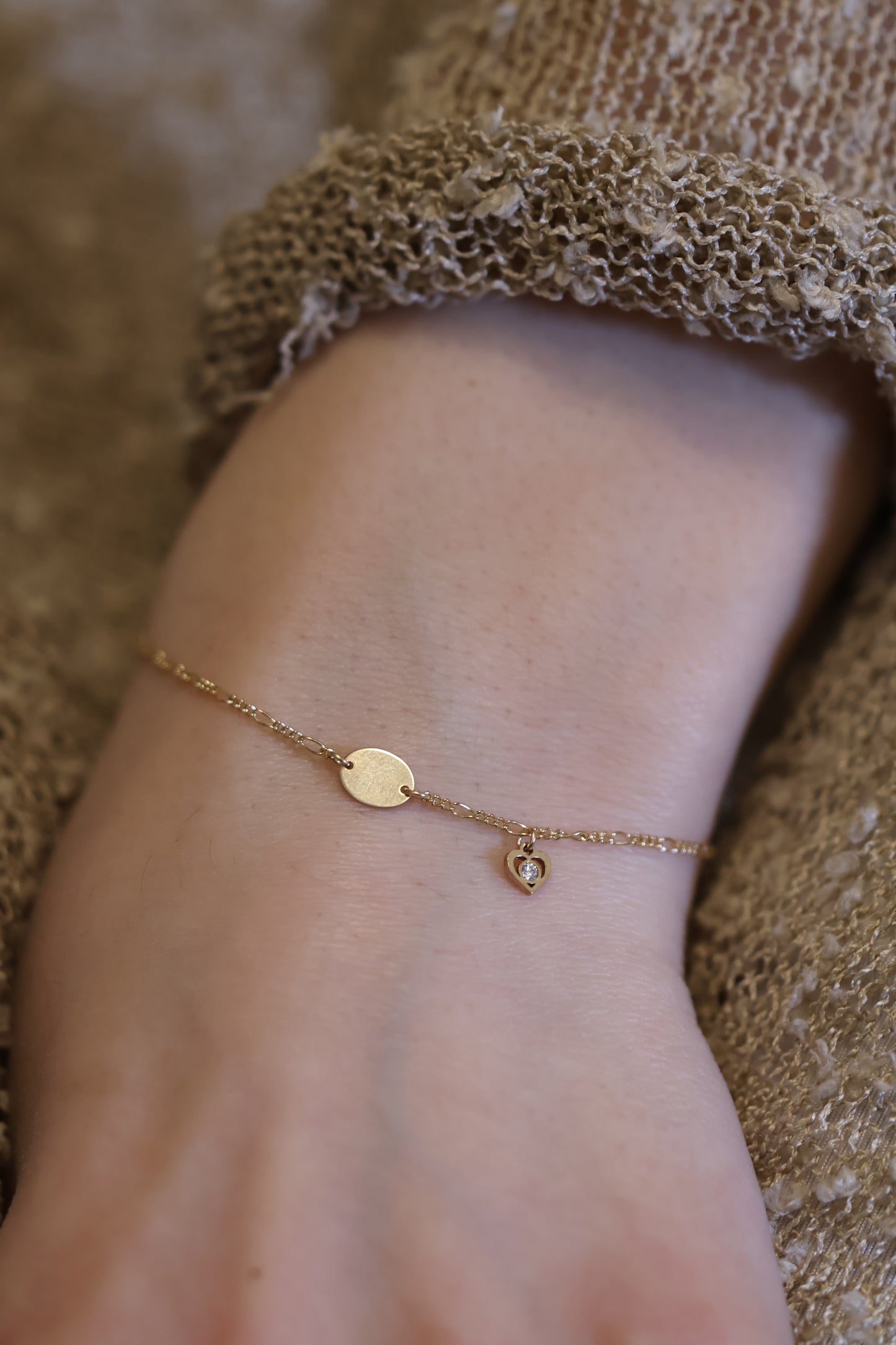 Personalisierte Armkette mit Gravur und Herz-Anhänger