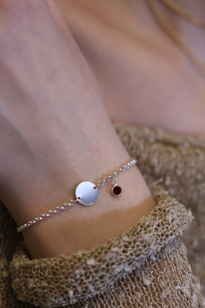 Personalisierte Armkette mit Gravur und Monatsstein